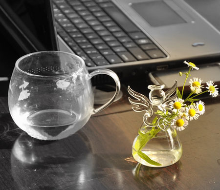 Ange tenant des fleurs dans des vases en verre soufflé à la main